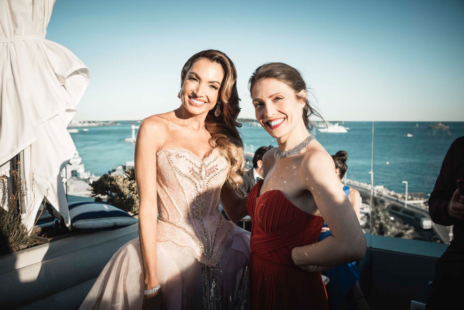 Nicole Tschaikin mit Patrícia Poeta über der Bucht von Cannes