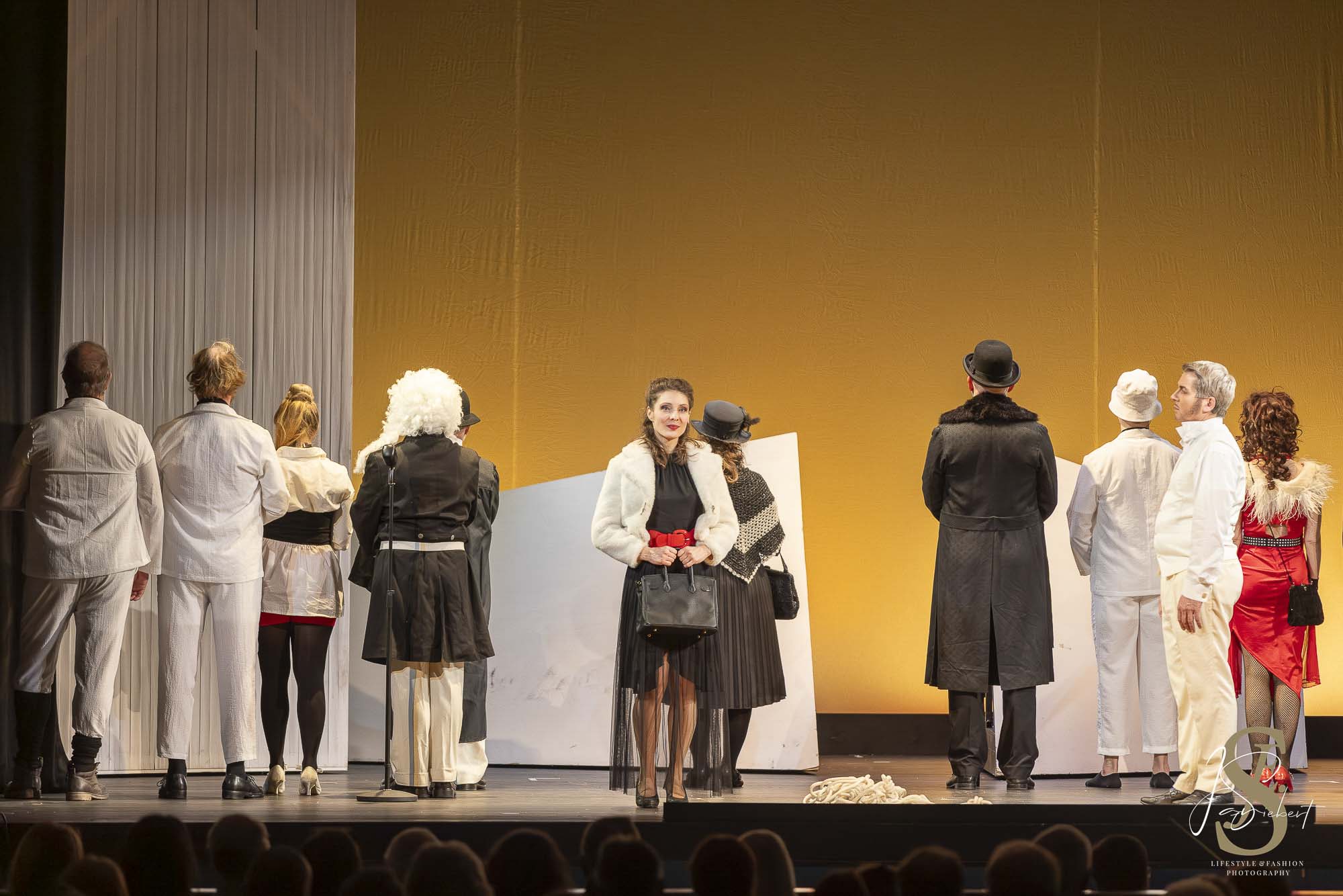 Die Dreigroschenoper, Ensemble, Freies Landestheater Bayern. Foto: Jan E. Siebert