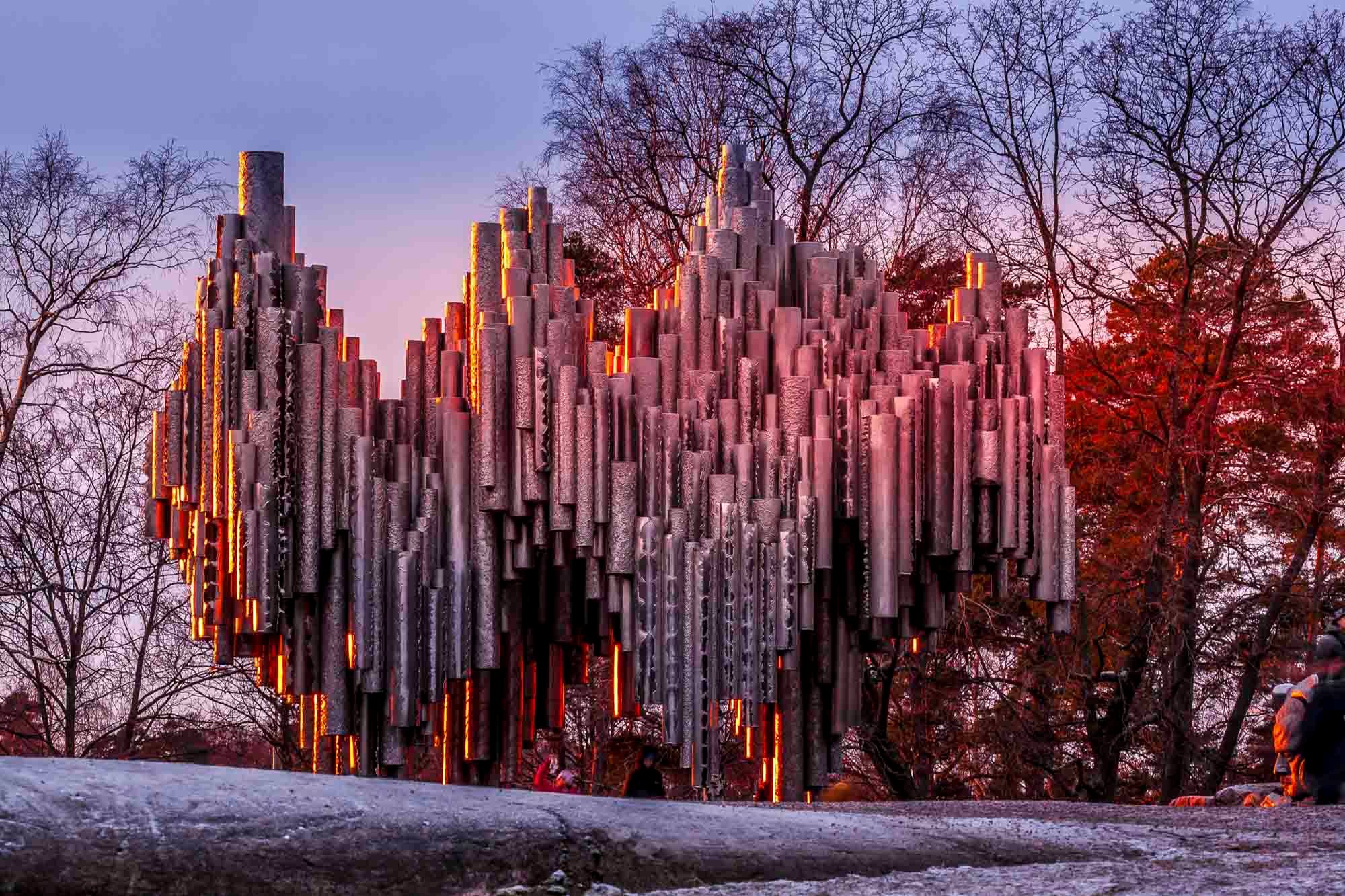 Das Sibelius-Denkmal in Helsinki im Abendlicht